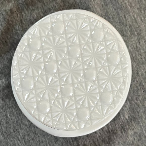 Fenton Milk Glass Top Hat in the pattern of Daisy and Button - Picture 6 of 6